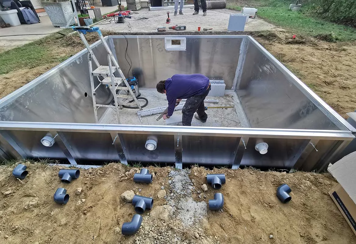 Montage de la structure en kit aluminium de la piscine Quickly par un installateur