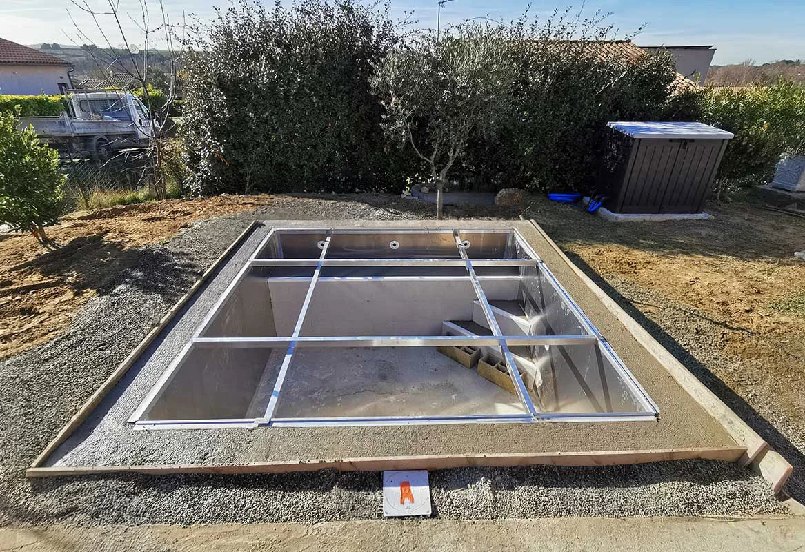 Ossature en aluminium de la piscine Quickly en cours d'installation
